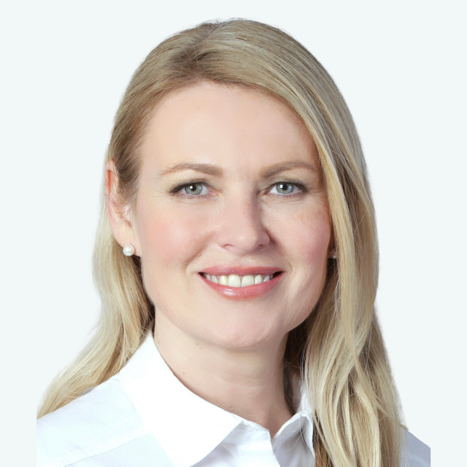 Foto von freundlichen Ärztin, die Adipositas & Übergewicht über TeleClinic behandelt. Sie trägt eine Brille.