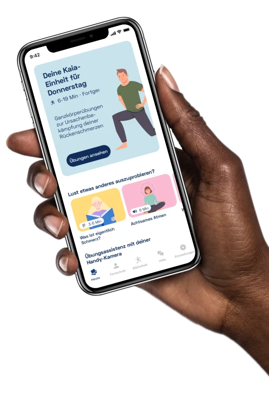 Hand hält Smartphone mit Screenshot einer Kaia-App, die Übungen und Inhalte für Rückenschmerzen präsentiert, inklusive Optionen wie Achtsames Atmen und Übungsassistenz.