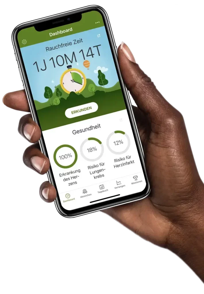Hand hält ein Smartphone auf welchem die Smoke Free App zu sehen ist. Ein Dashboard mit "Rauchfreie Zeit" und Gesundheitsindikatoren und weitere Optionen ist erkennbar.
