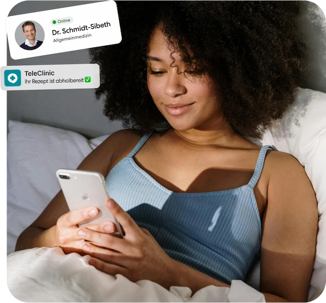 Frau liegt entspannt im Bett und nutzt ihr Smartphone für eine Online-Konsultation mit einem Arzt.