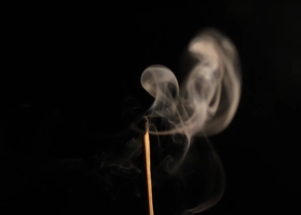 Räucherkerze mit schwarzem Hintergrund