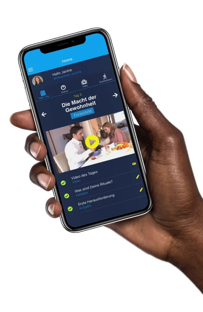 Hand hält Smartphone mit Screen der NichtraucherHelden App. Dieser zeigt eine Begrüßung, Tagesziele und inhaltliche Vorschläge.