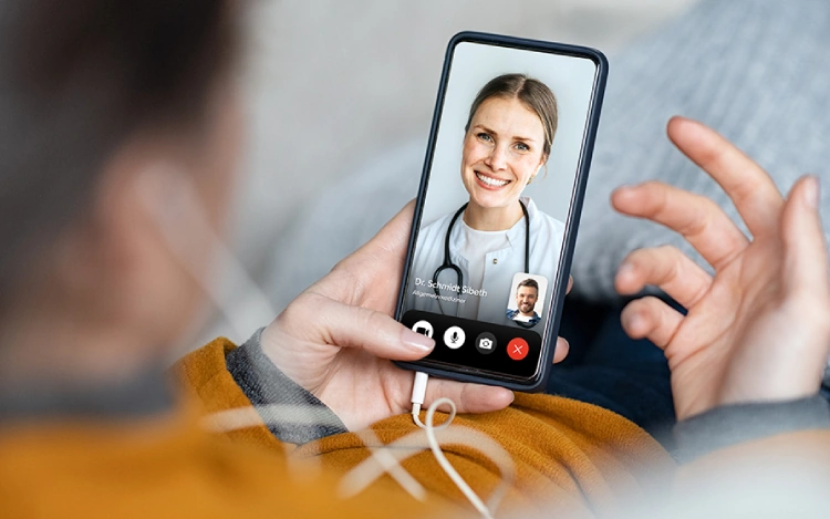 Videotelefonat mit einer Ärztin über eine Telemedizin-Plattform, ermöglicht bequeme Online-Konsultationen von zu Hause.