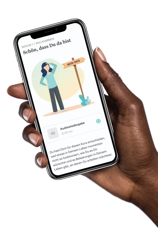 Hand hält Smartphone mit Screen der Selfapy generalisierte Angststörung App. Dieser zeigt eine Begrüßung, eine Illustration einer Frau, eine Audiowiedergabe und Text.