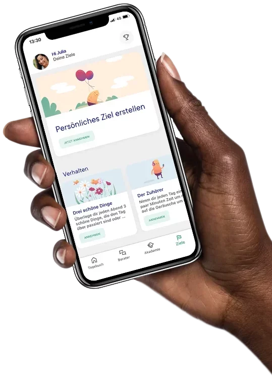 Hand hält Smartphone mit Screen der zanadio Adipositas-Therapie App. Dieser zeigt eine Übersicht mit persönlichen Zielen, Verhaltensinformationen und weiteren Optionen.