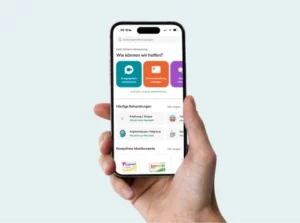 Hand hält Smartphone mit TeleClinic-App, zeigt Behandlungsübersicht und Optionen.