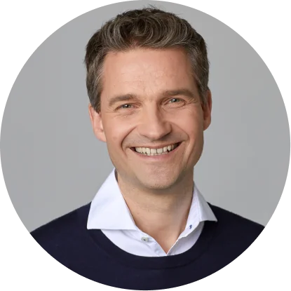 Porträt eines lächelnden Mannes, symbolisiert einen Arzt aus dem TeleClinic-Team oder einen Arzt, der über TeleClinic behandelt.
