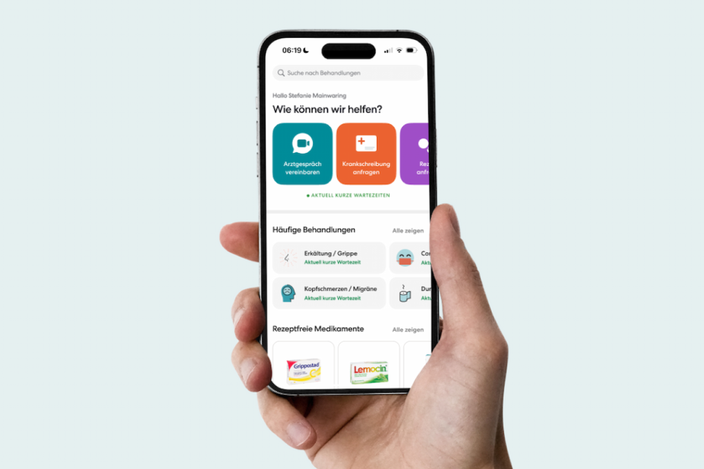 Hand hält ein Smartphone mit einer Gesundheits-App zur Terminbuchung und Krankschreibung.